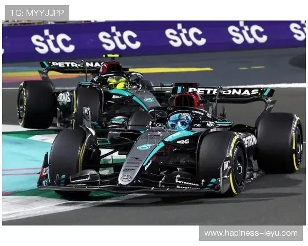 F1赛季最新动态揭晓各车队争冠形势与赛程变化分析